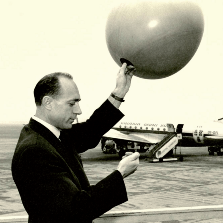 Ein Bild ein früheren Tagen. Radiosondenstart an einem Flughafen in den 1950er Jahren.