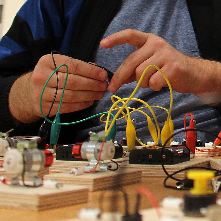 Experimentier-Werkstatt Elektronik Hände bearbeiten Kabel im Schaltkreis