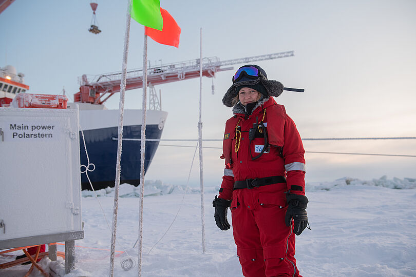 Marlene Göring neben der „Polarstern“.