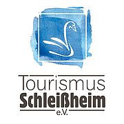 Logo mit stilisiertem weißen Schwan auf blauem Aquarellquadrat über dem Text "Tourismus Schleißheim e.V." in dunklem Schriftzug.