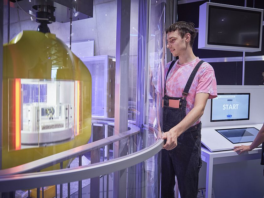 Deutsches Museum Nuernberg Ausstellung Themen Raum und Zeit Station Personen