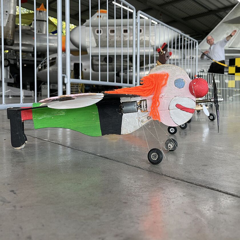 Fesselflugmodell in Clownsform aus Holz, bunt bemalt