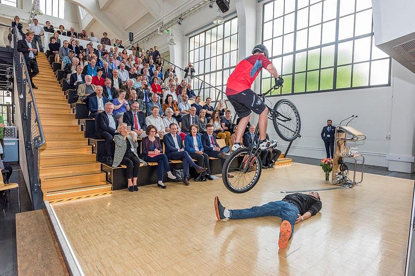 Eröffnung der Sonderausstellung „Balanceakte“ in Halle III. Vorführung einen Stunts mit Fahrrad.