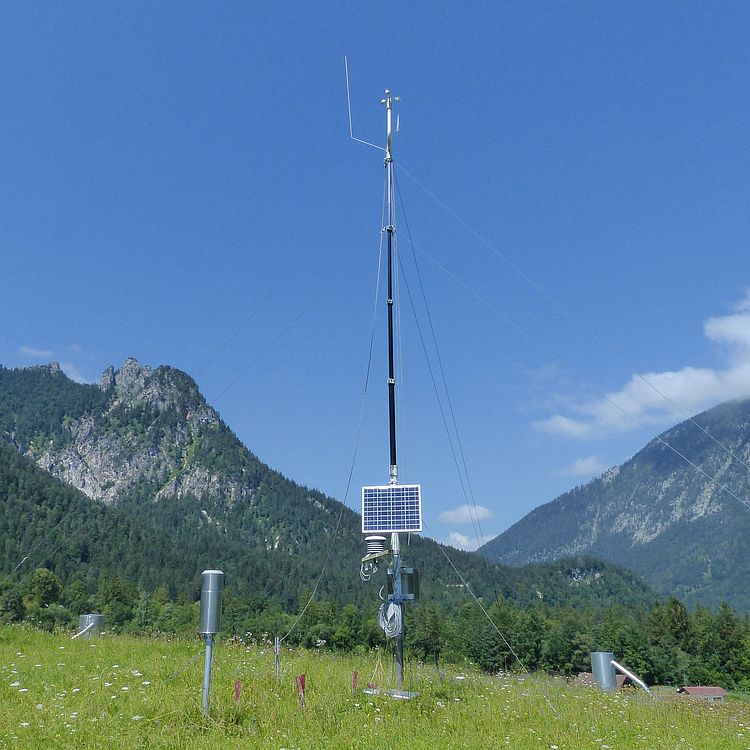 Messstation des DWD Bischofswiesen-Winkl im Berchtesgadener Land, im Hintergrund der Berg "Schlafende Hex".