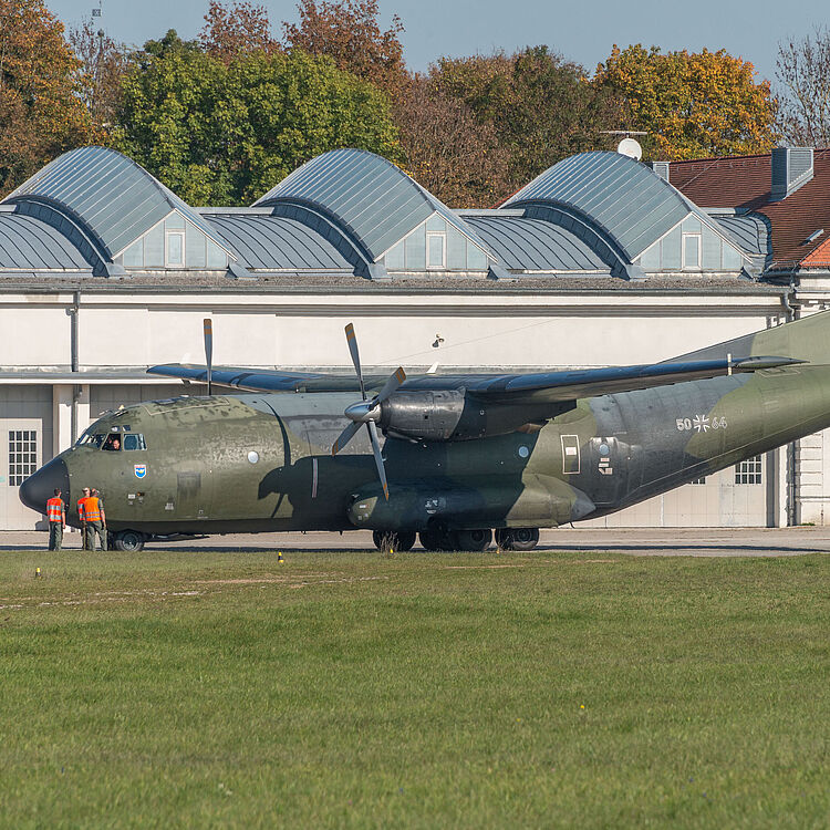 Militärflugzeug Transall C-160 D auf dem Flugplatz der Flugwerft Schleißheim.