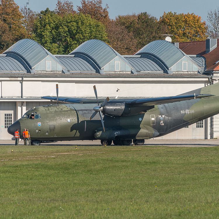 Militärflugzeug Transall C-160 D auf dem Flugplatz der Flugwerft Schleißheim.