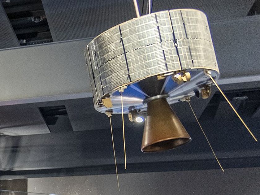 Blick in die Ausstellung Raumfahrt mit Raumsonde Helios.