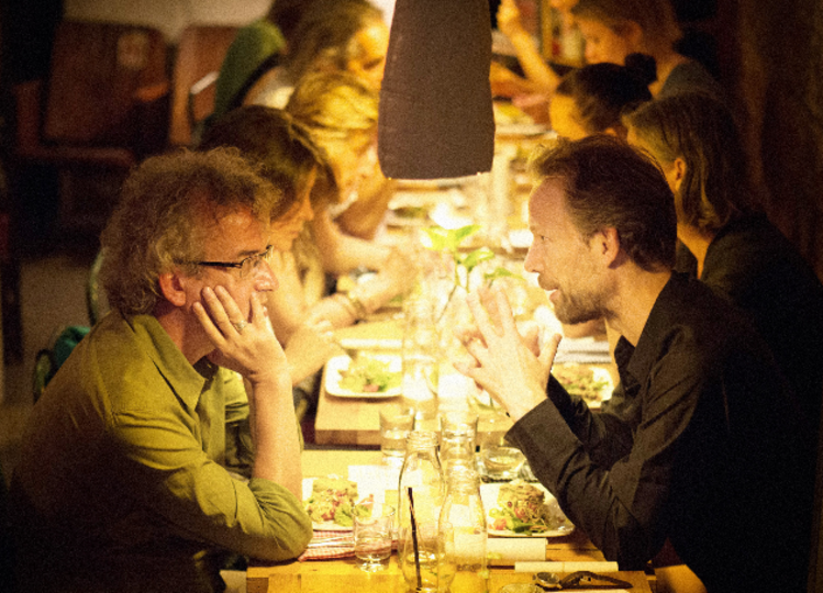 Gespräche während eines Dinners.