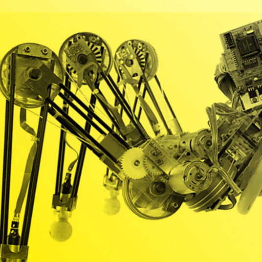 Nahaufnahme einer mechanischen Roboterarm-Konstruktion mit Zahnrädern, Stangen und Exzenterscheiben, Elektronikplatine am oberen rechten Rand, alles vor gelbem Hintergrund.